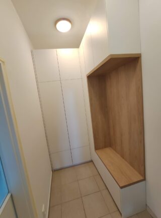 Úložný prostor s botníkem