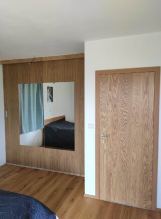 Vestavěná skříň – dubová dýha