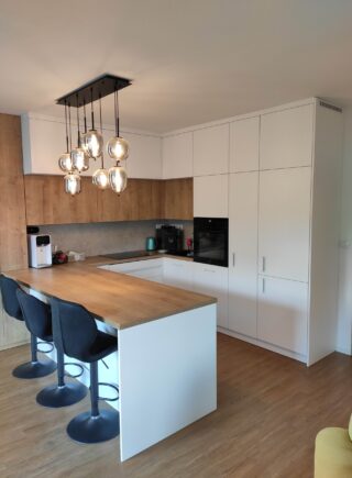 Kuchyně propojená s obývacím pokojem